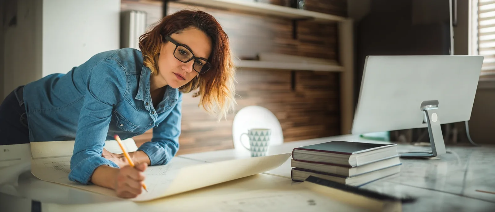 Diseñadora trabajando en un plano